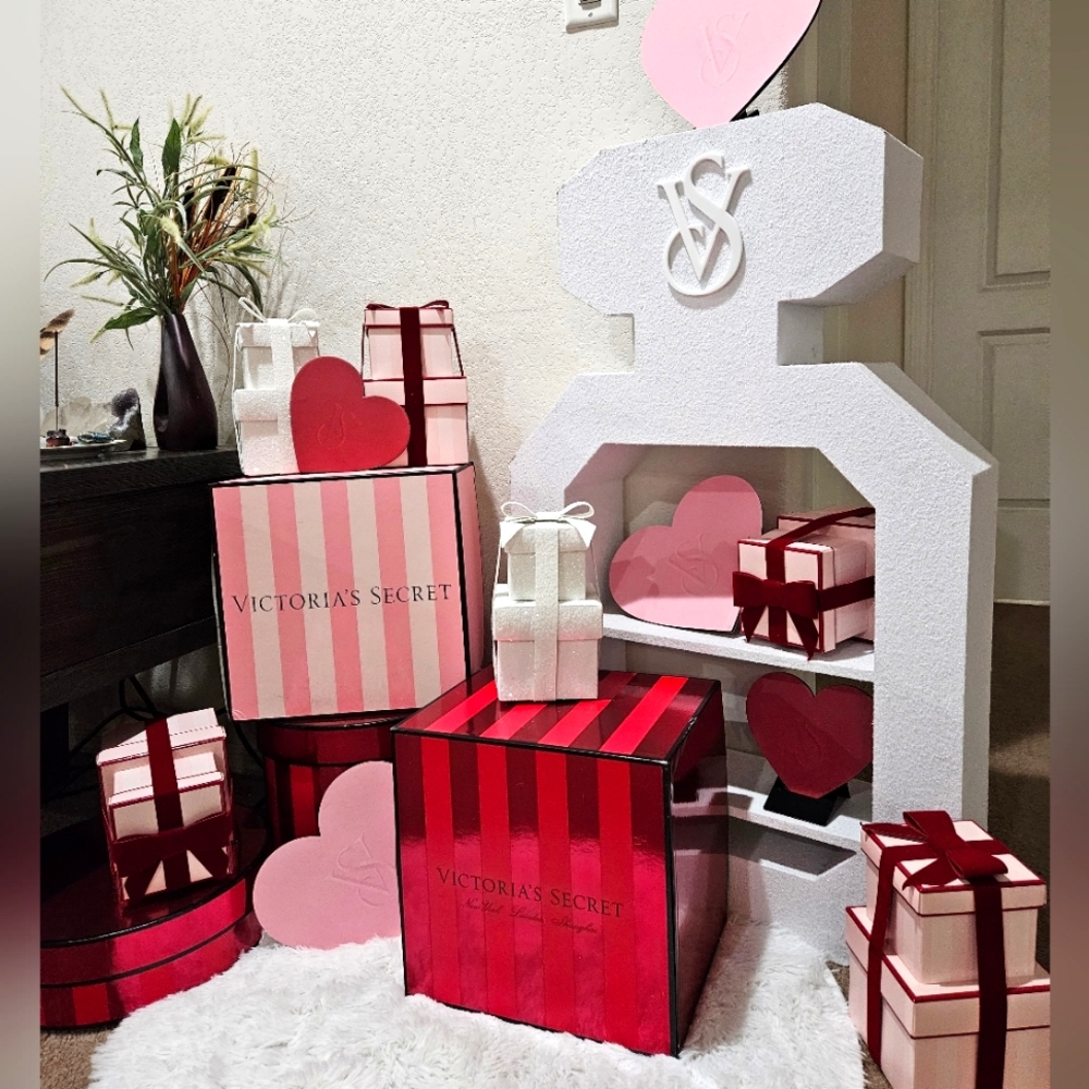 Victoria's Secret Display boxes and fixtures props - Picture 2 of 4